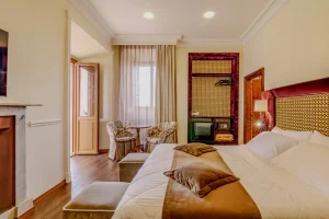 Camera da letto elegante e confortevole.