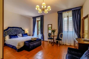 Camera elegante con arredi blu a Villa Lecchi