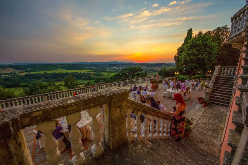 Terrazza con persone che cenano al tramonto.